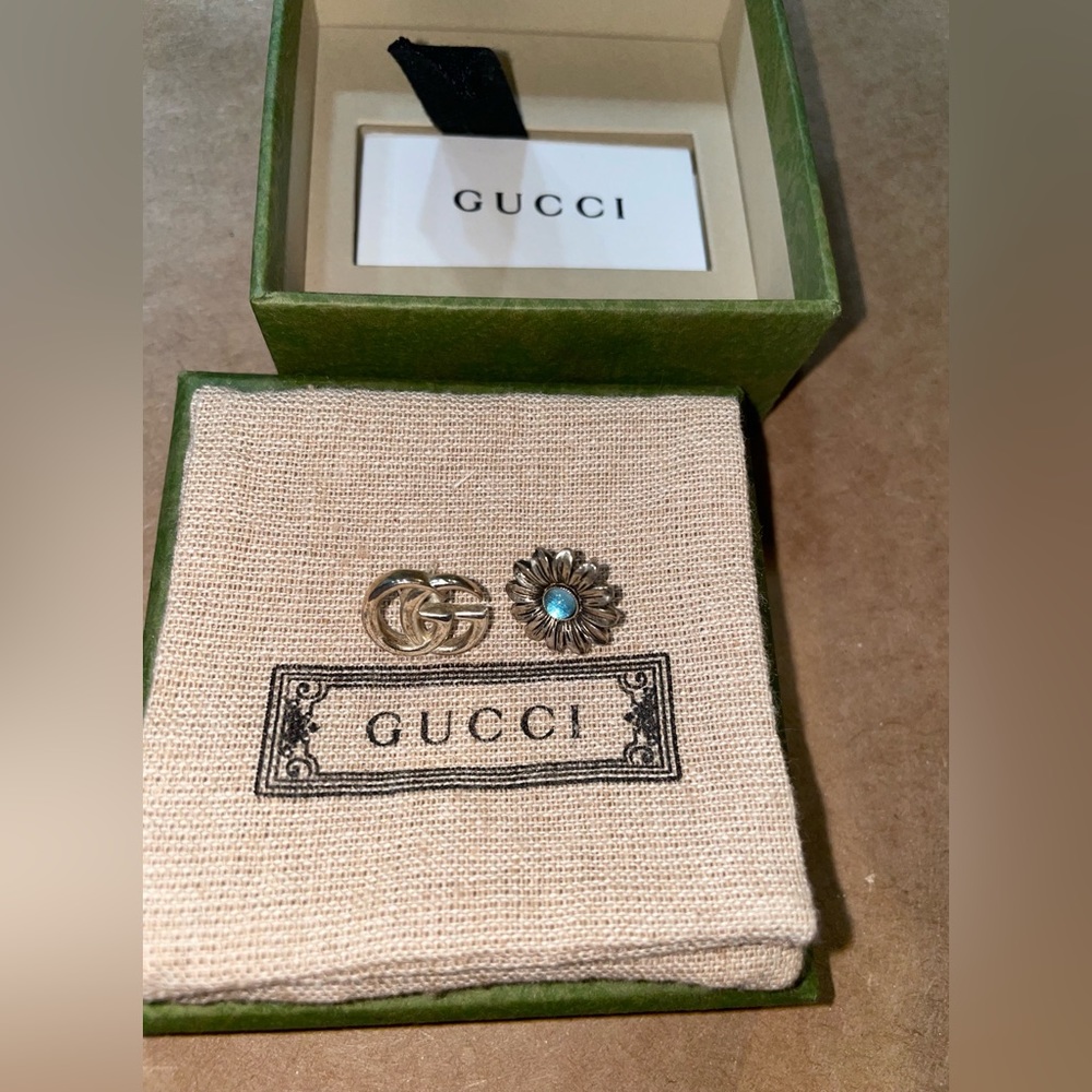 AUTHENTIC GUCCI Double G Stud earrings